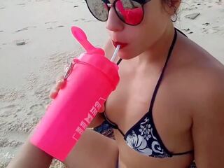 Minum pee lepas hari di yang awam pantai dalam brazil -aprilbigass- | xhamster