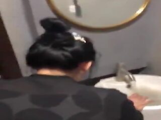 Madali hapon anak na babae lamang fucked sa airport banyo: x sa turing klip 53 | xhamster