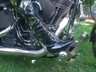 2 jenter revving motorcycle i støvler, gratis xxx film ee