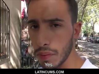 Heteroseksueel latino jonge homo lad geneukt voor contant
