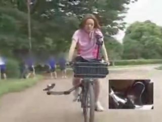 Japonské naivka masturbated zatiaľ čo jazdenie a specially modified sex film video bike!