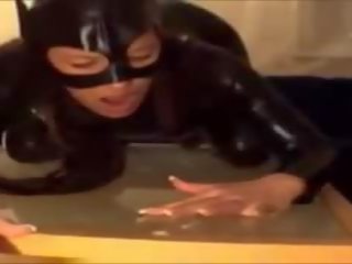 従順な 1 - catwoman なめる 精液 上の テーブル