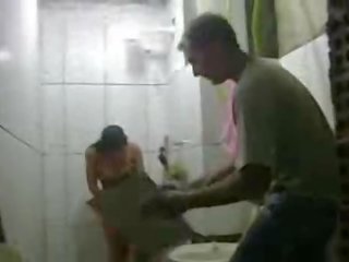 Mulher Tomando Banho Com Azulejista No Banheiro