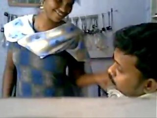 Tamil villaggio giovane donna sesso clip con capo in mobile negozio